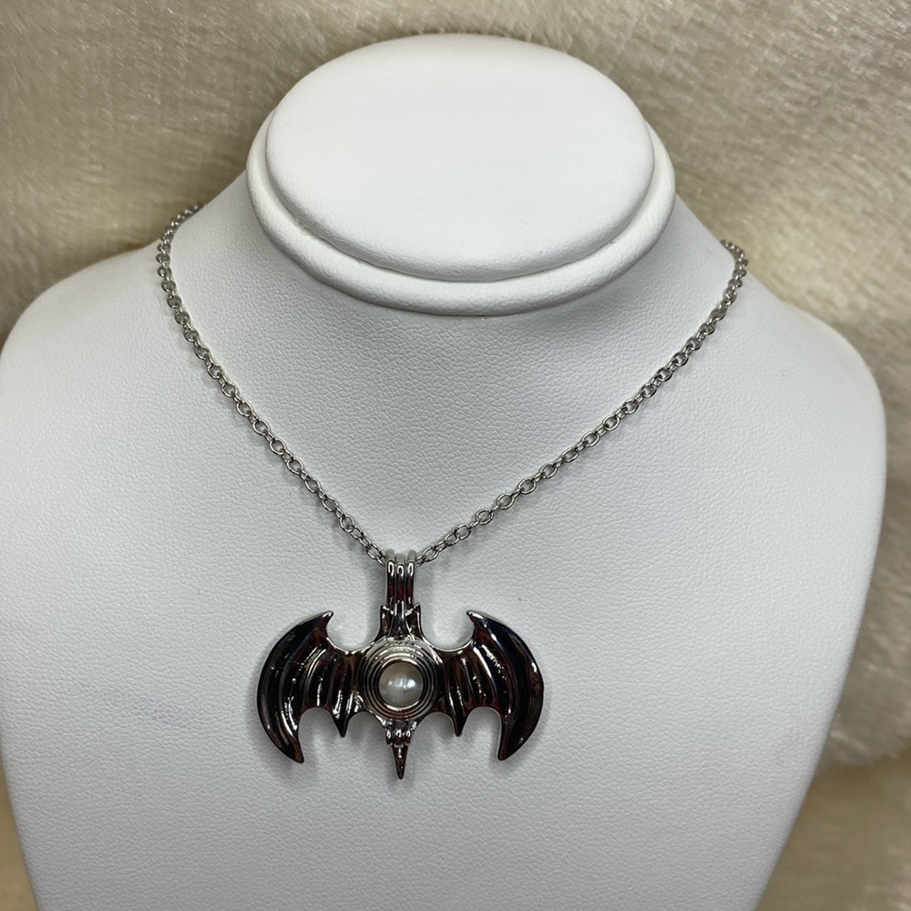 Bat pearl silver necklace